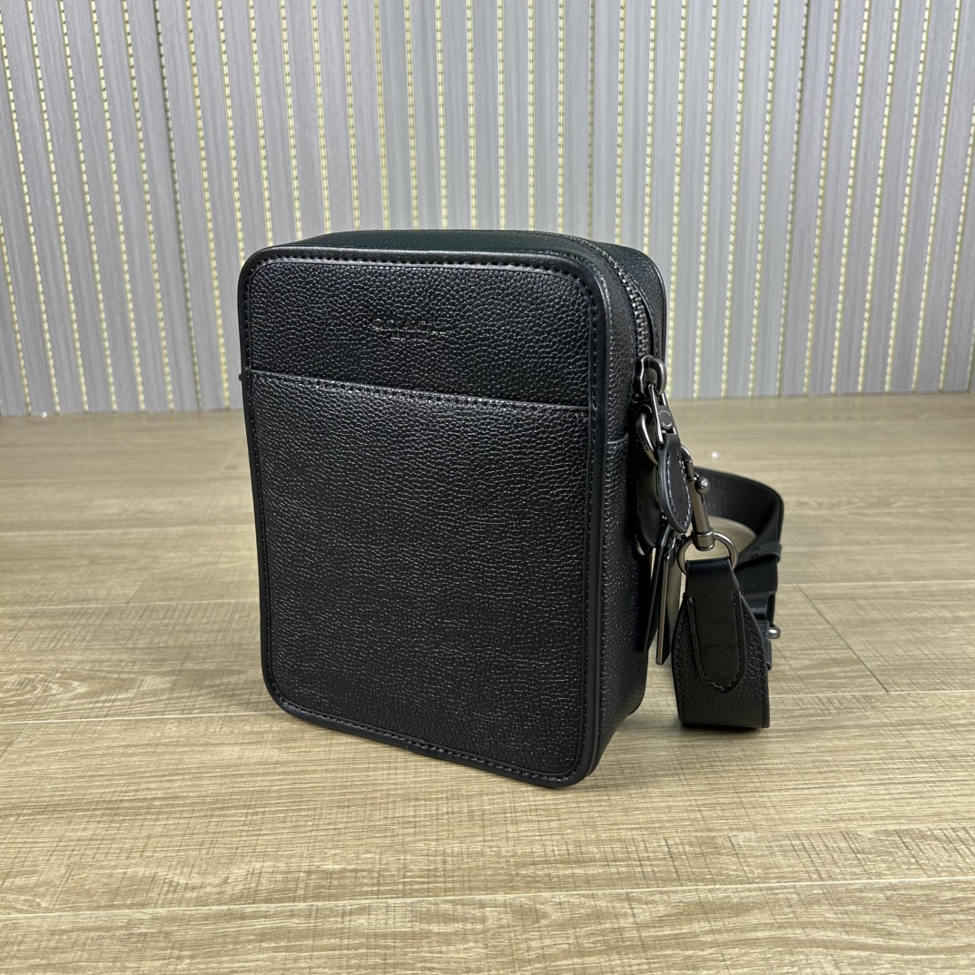 Coach 型号:C 蔻奥莱男包 标志sullivan斜挎包 材质:面料:人造革配牛皮革里料:织物内置多功能袋拉链和磁扣封口