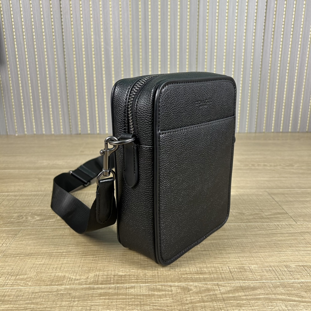 Coach 型号:C 蔻奥莱男包 标志sullivan斜挎包 材质:面料:人造革配牛皮革里料:织物内置多功能袋拉链和磁扣封口