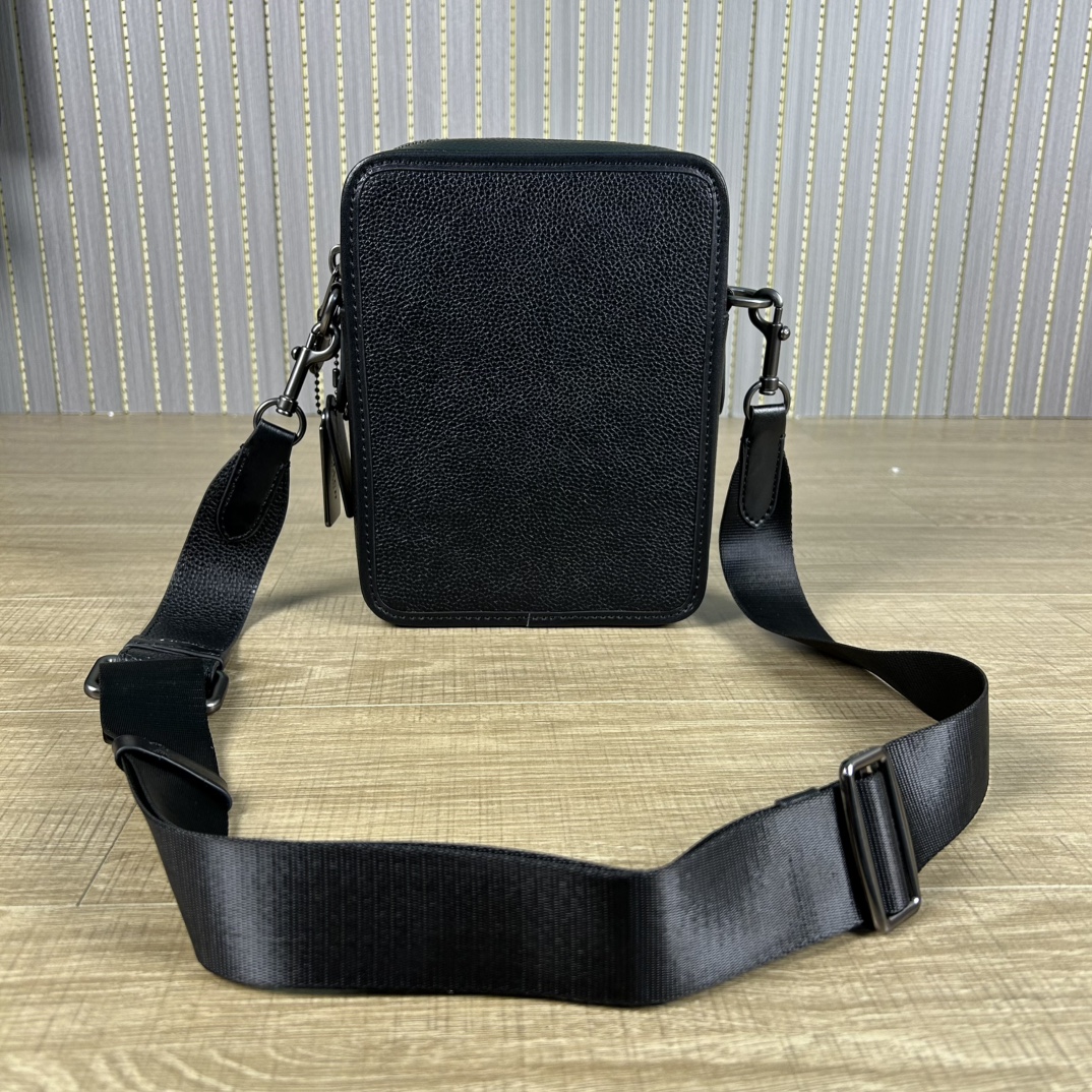 Coach 型号:C 蔻奥莱男包 标志sullivan斜挎包 材质:面料:人造革配牛皮革里料:织物内置多功能袋拉链和磁扣封口