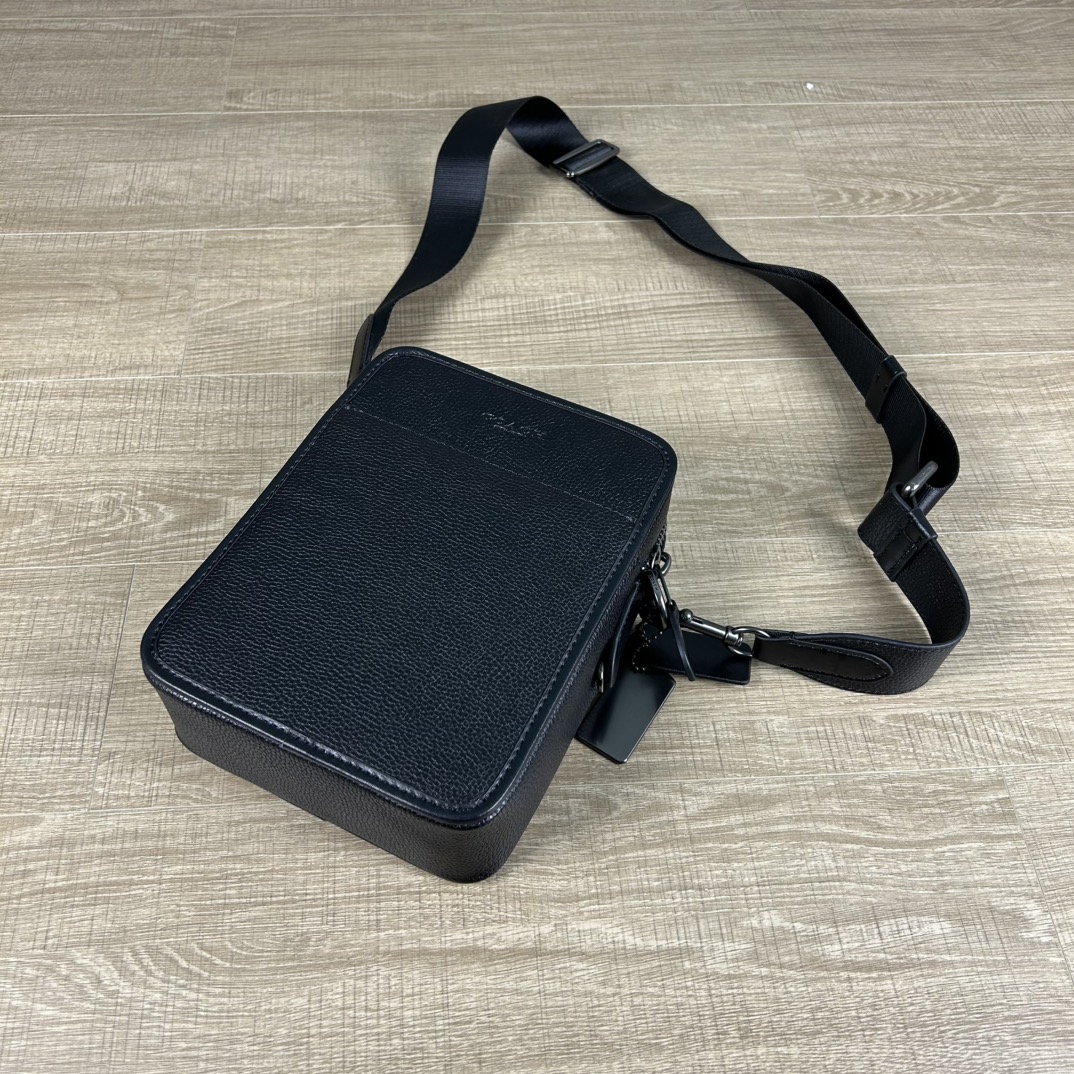 Coach 型号:C 蔻奥莱男包 标志sullivan斜挎包 材质:面料:人造革配牛皮革里料:织物内置多功能袋拉链和磁扣封口
