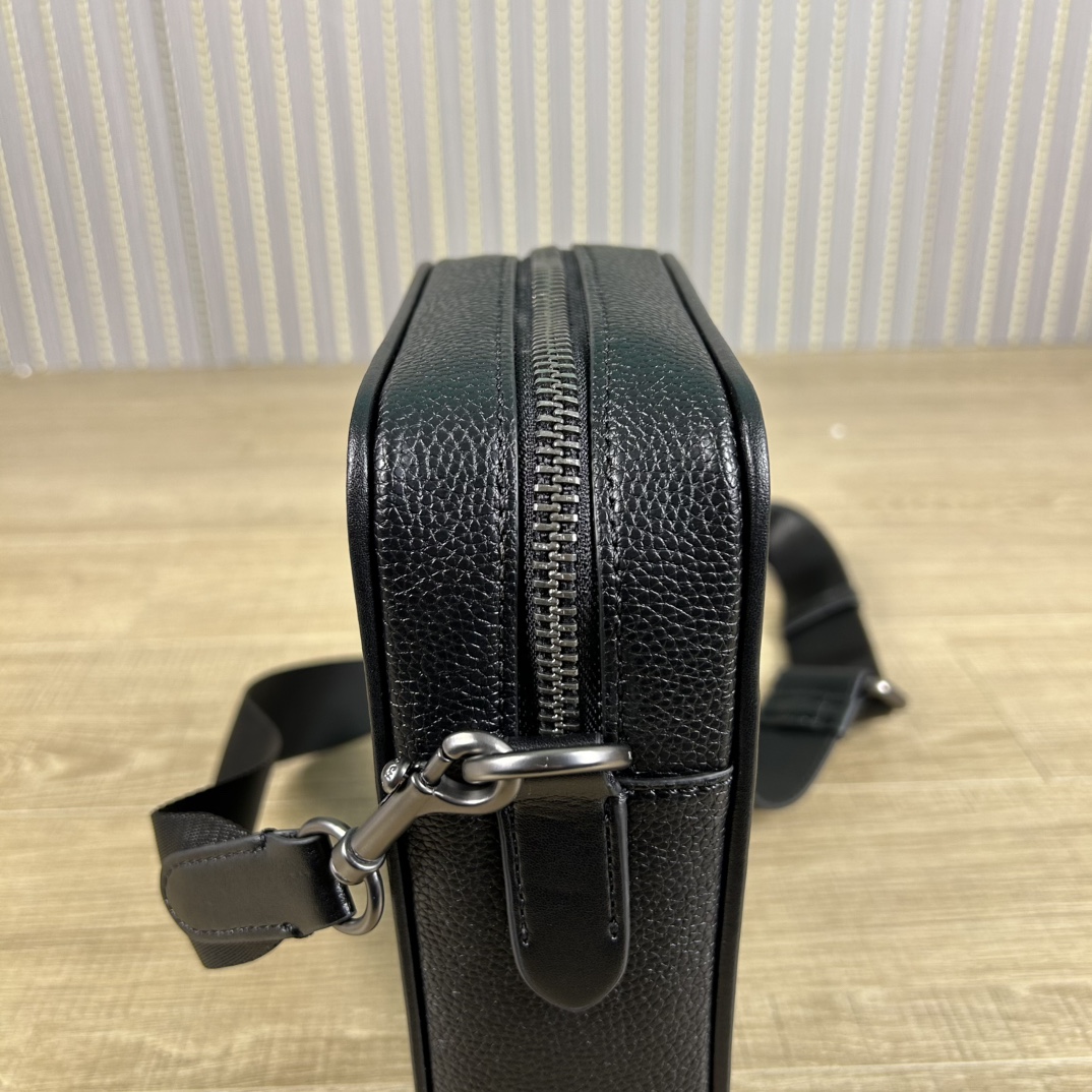 Coach 型号:C 蔻奥莱男包 标志sullivan斜挎包 材质:面料:人造革配牛皮革里料:织物内置多功能袋拉链和磁扣封口