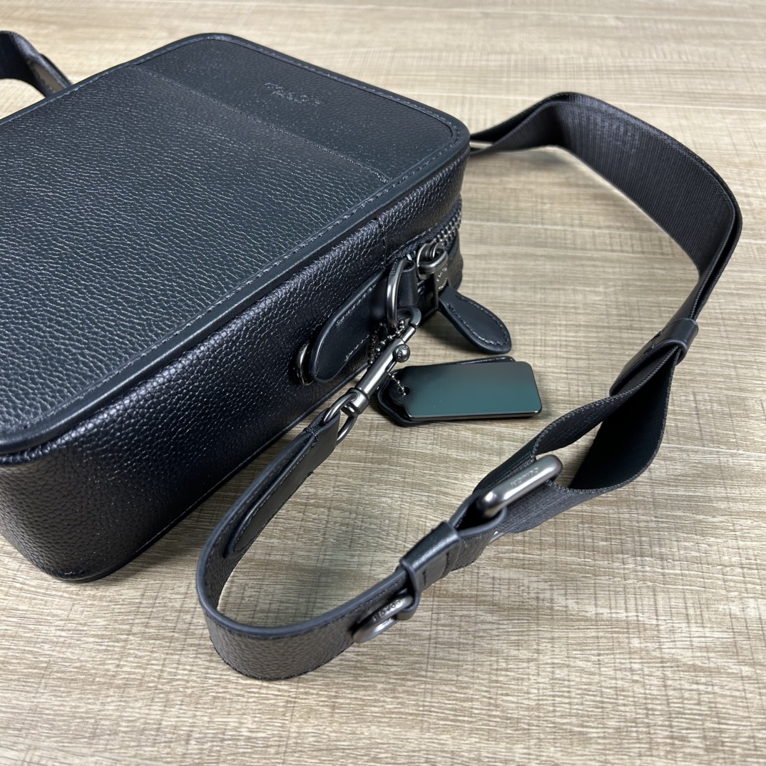 Coach 型号:C 蔻奥莱男包 标志sullivan斜挎包 材质:面料:人造革配牛皮革里料:织物内置多功能袋拉链和磁扣封口
