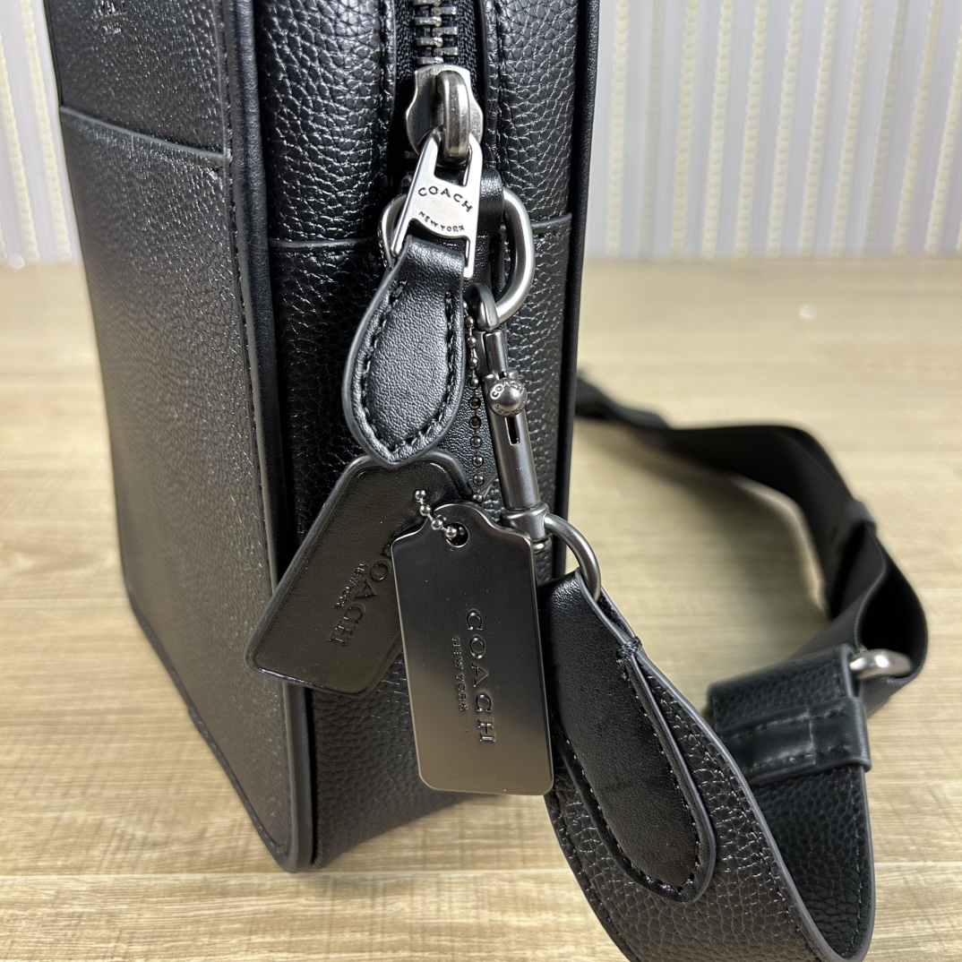 Coach 型号:C 蔻奥莱男包 标志sullivan斜挎包 材质:面料:人造革配牛皮革里料:织物内置多功能袋拉链和磁扣封口