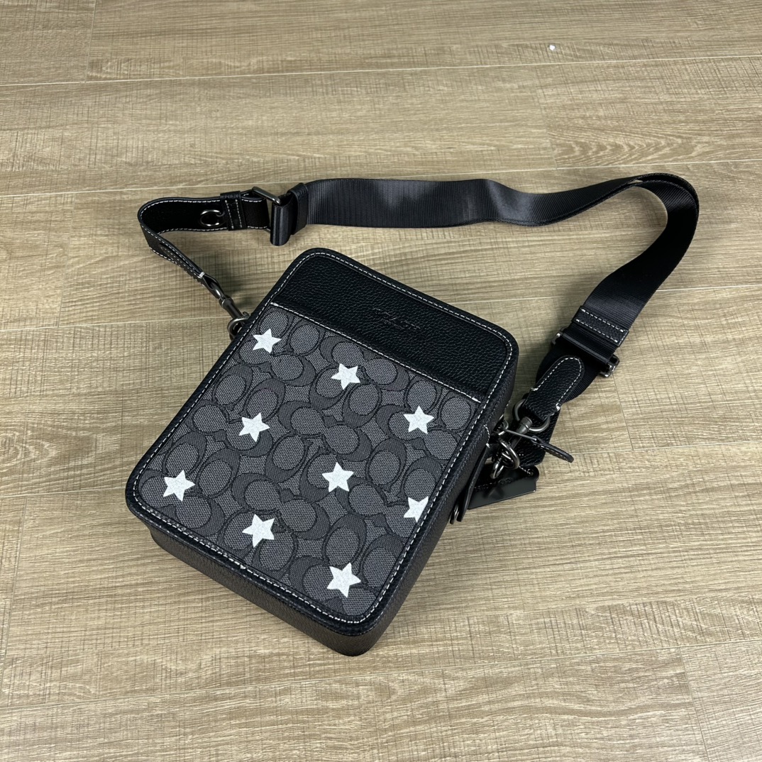 Coach 型号:C 蔻奥莱男包 标志sullivan斜挎包 材质:面料:人造革配牛皮革里料:织物内置多功能袋拉链和磁扣封口