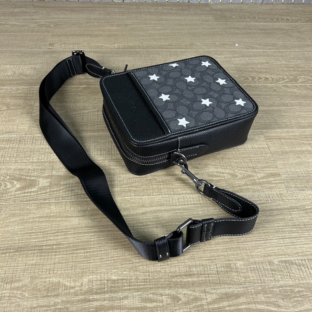 Coach 型号:C 蔻奥莱男包 标志sullivan斜挎包 材质:面料:人造革配牛皮革里料:织物内置多功能袋拉链和磁扣封口