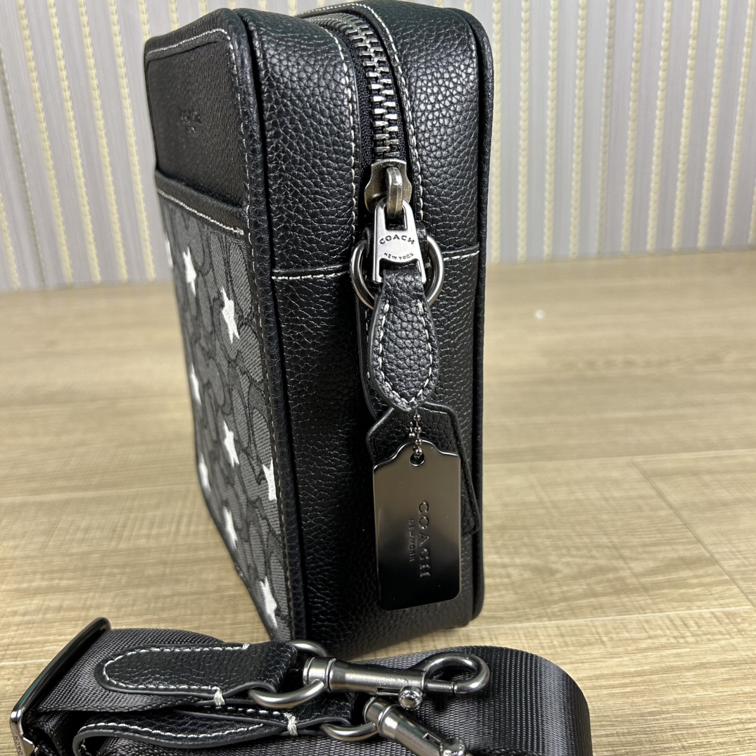 Coach 型号:C 蔻奥莱男包 标志sullivan斜挎包 材质:面料:人造革配牛皮革里料:织物内置多功能袋拉链和磁扣封口