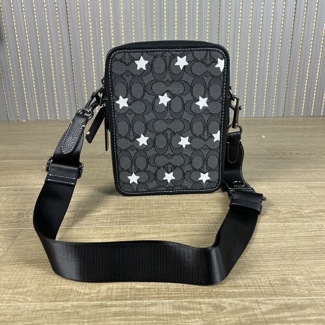 Coach 型号:C 蔻奥莱男包 标志sullivan斜挎包 材质:面料:人造革配牛皮革里料:织物内置多功能袋拉链和磁扣封口