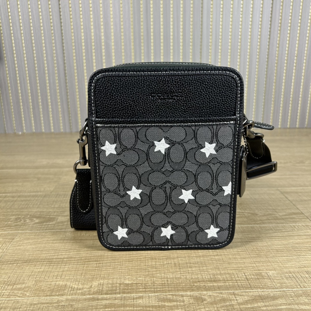 Coach 型号:C 蔻奥莱男包 标志sullivan斜挎包 材质:面料:人造革配牛皮革里料:织物内置多功能袋拉链和磁扣封口