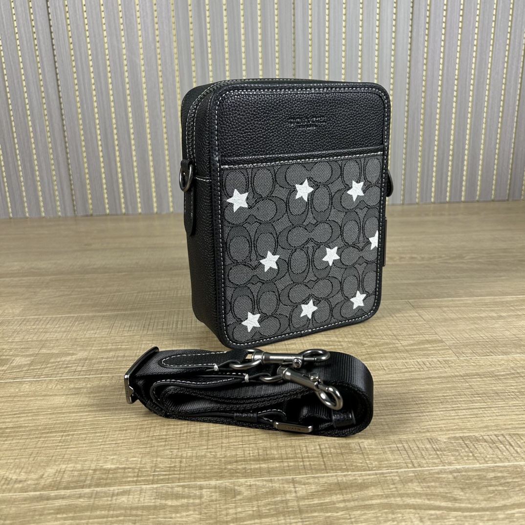 Coach 型号:C 蔻奥莱男包 标志sullivan斜挎包 材质:面料:人造革配牛皮革里料:织物内置多功能袋拉链和磁扣封口