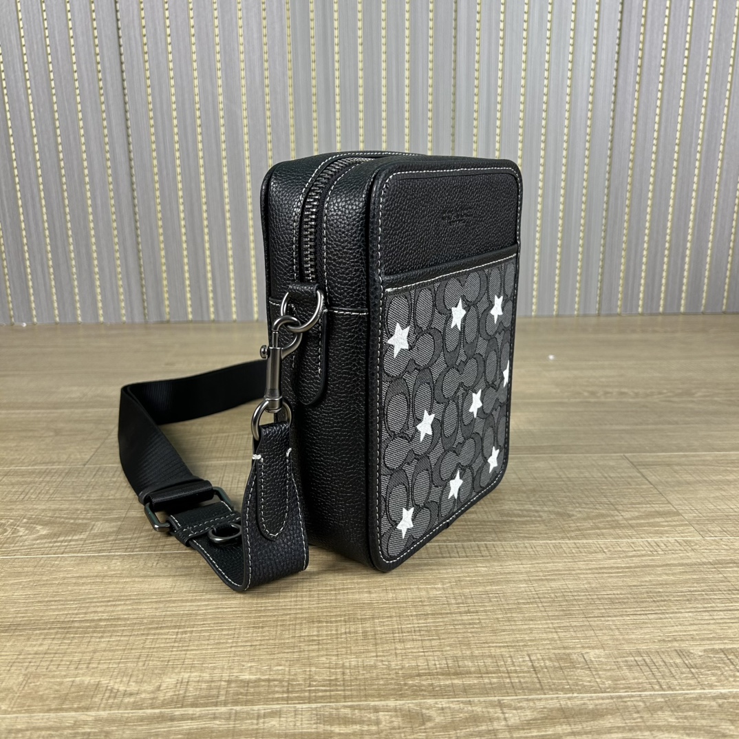 Coach 型号:C 蔻奥莱男包 标志sullivan斜挎包 材质:面料:人造革配牛皮革里料:织物内置多功能袋拉链和磁扣封口