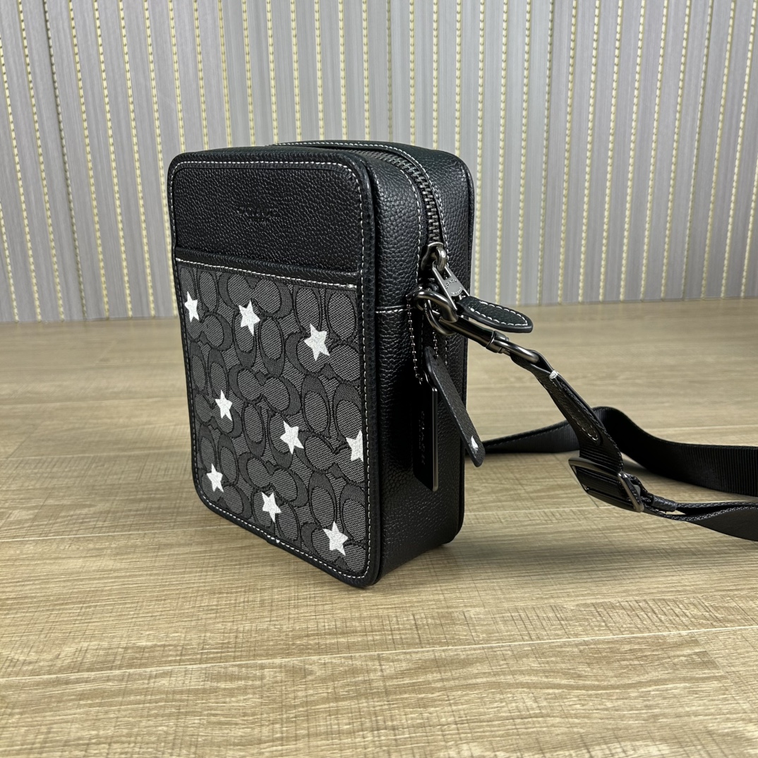 Coach 型号:C 蔻奥莱男包 标志sullivan斜挎包 材质:面料:人造革配牛皮革里料:织物内置多功能袋拉链和磁扣封口