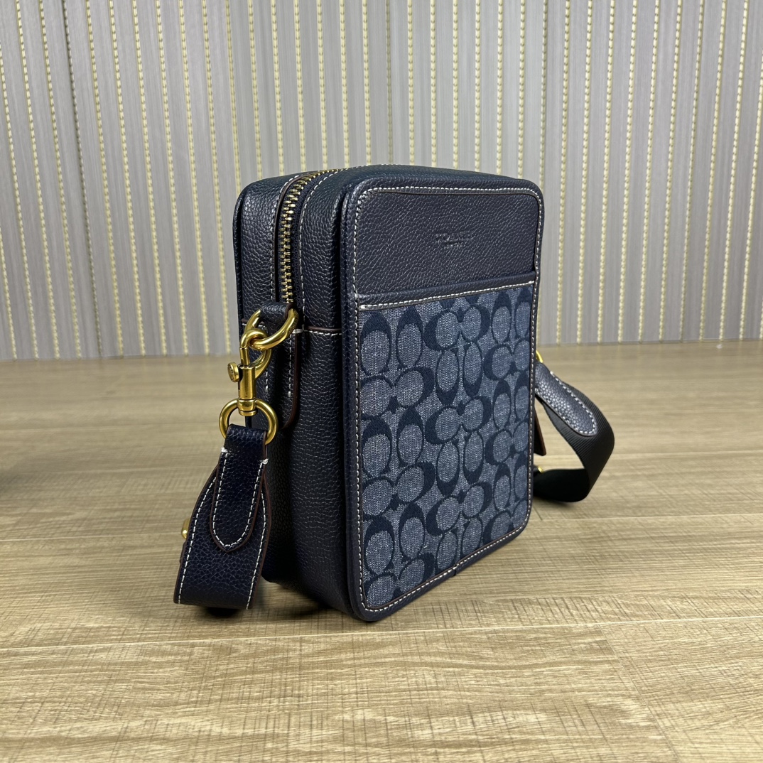 Coach 型号:CG996 蔻奥莱男包 标志sullivan斜挎包 材质:面料:人造革配牛皮革里料:织物内置多功能袋拉链和磁扣封口