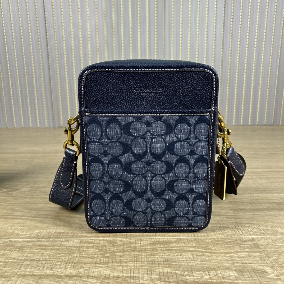 Coach 型号:CG996 蔻奥莱男包 标志sullivan斜挎包 材质:面料:人造革配牛皮革里料:织物内置多功能袋拉链和磁扣封口