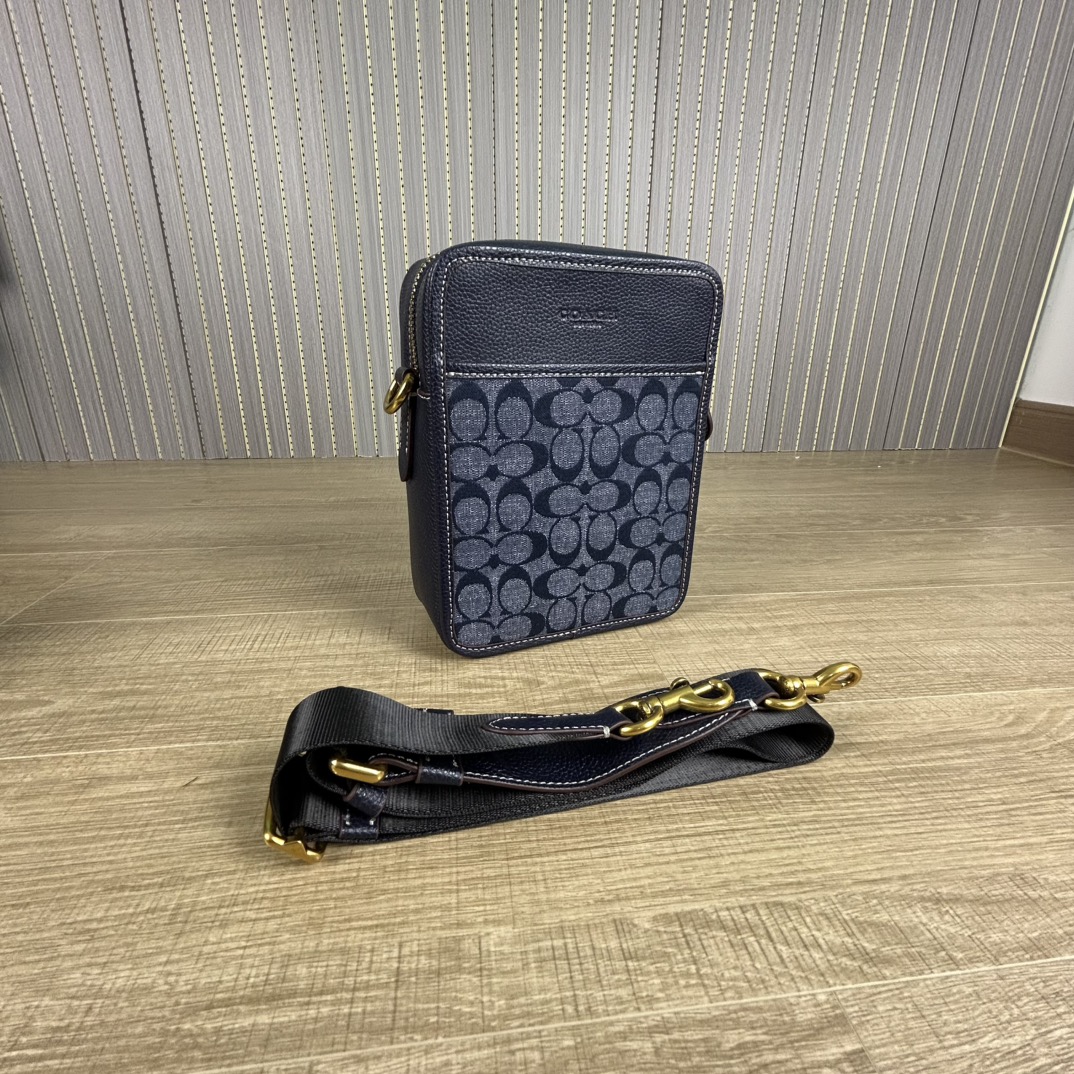 Coach 型号:CG996 蔻奥莱男包 标志sullivan斜挎包 材质:面料:人造革配牛皮革里料:织物内置多功能袋拉链和磁扣封口