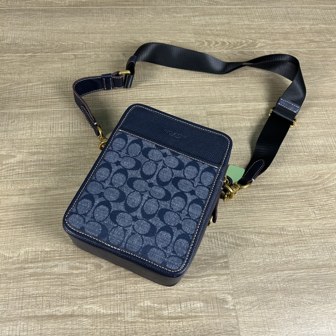 Coach 型号:CG996 蔻奥莱男包 标志sullivan斜挎包 材质:面料:人造革配牛皮革里料:织物内置多功能袋拉链和磁扣封口