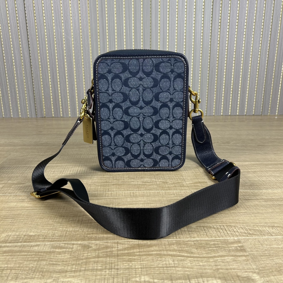 Coach 型号:CG996 蔻奥莱男包 标志sullivan斜挎包 材质:面料:人造革配牛皮革里料:织物内置多功能袋拉链和磁扣封口