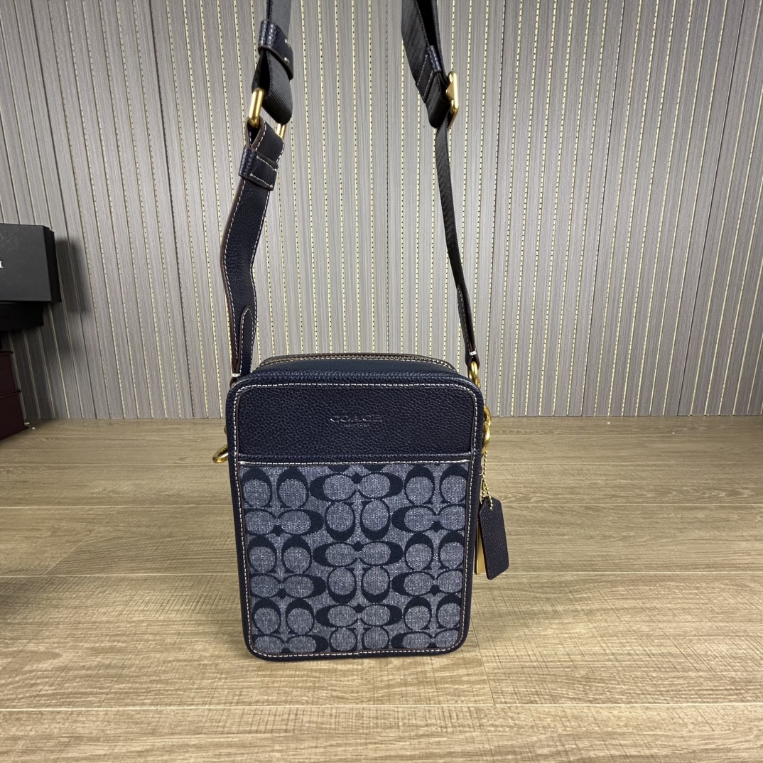 Coach 型号:CG996 蔻奥莱男包 标志sullivan斜挎包 材质:面料:人造革配牛皮革里料:织物内置多功能袋拉链和磁扣封口