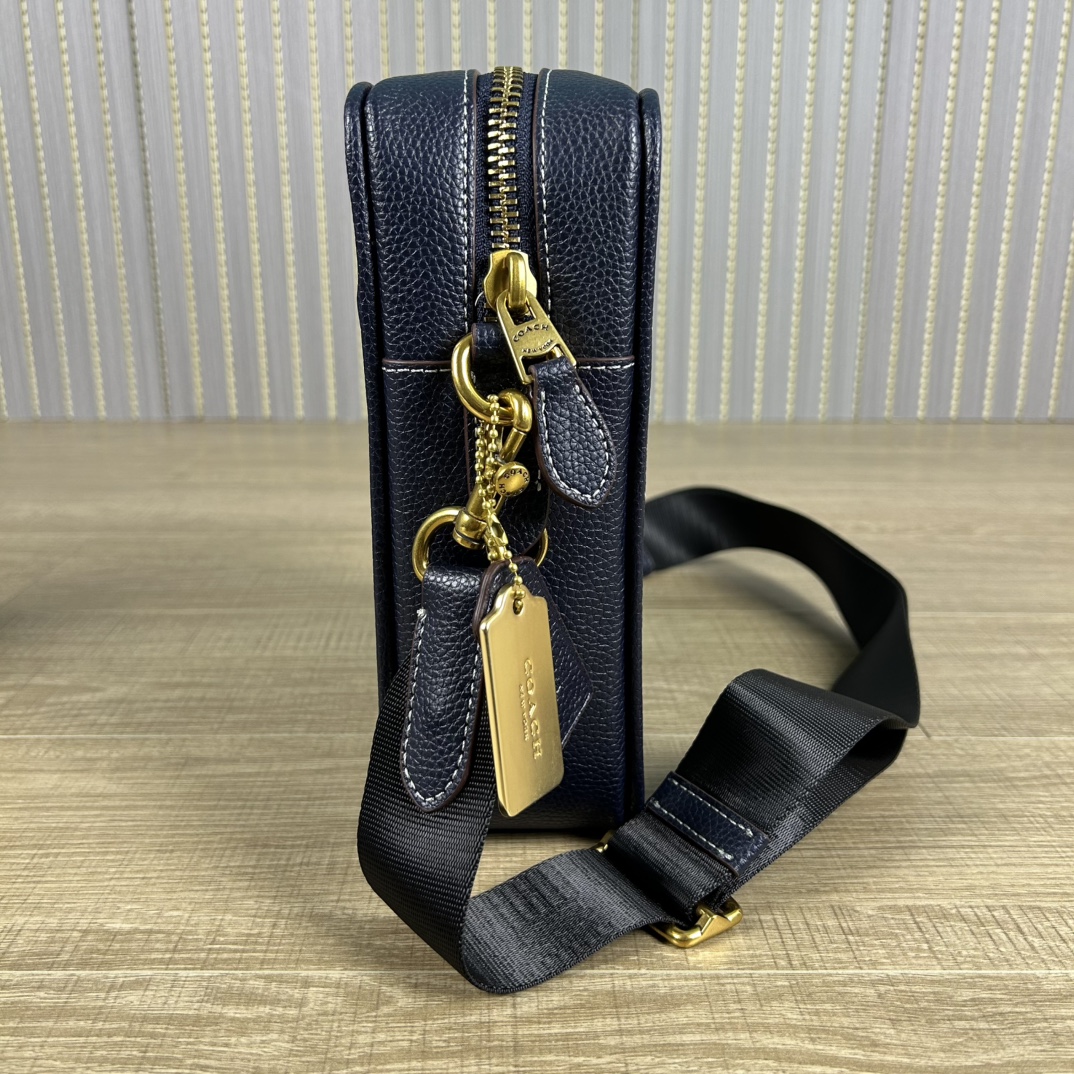 Coach 型号:CG996 蔻奥莱男包 标志sullivan斜挎包 材质:面料:人造革配牛皮革里料:织物内置多功能袋拉链和磁扣封口