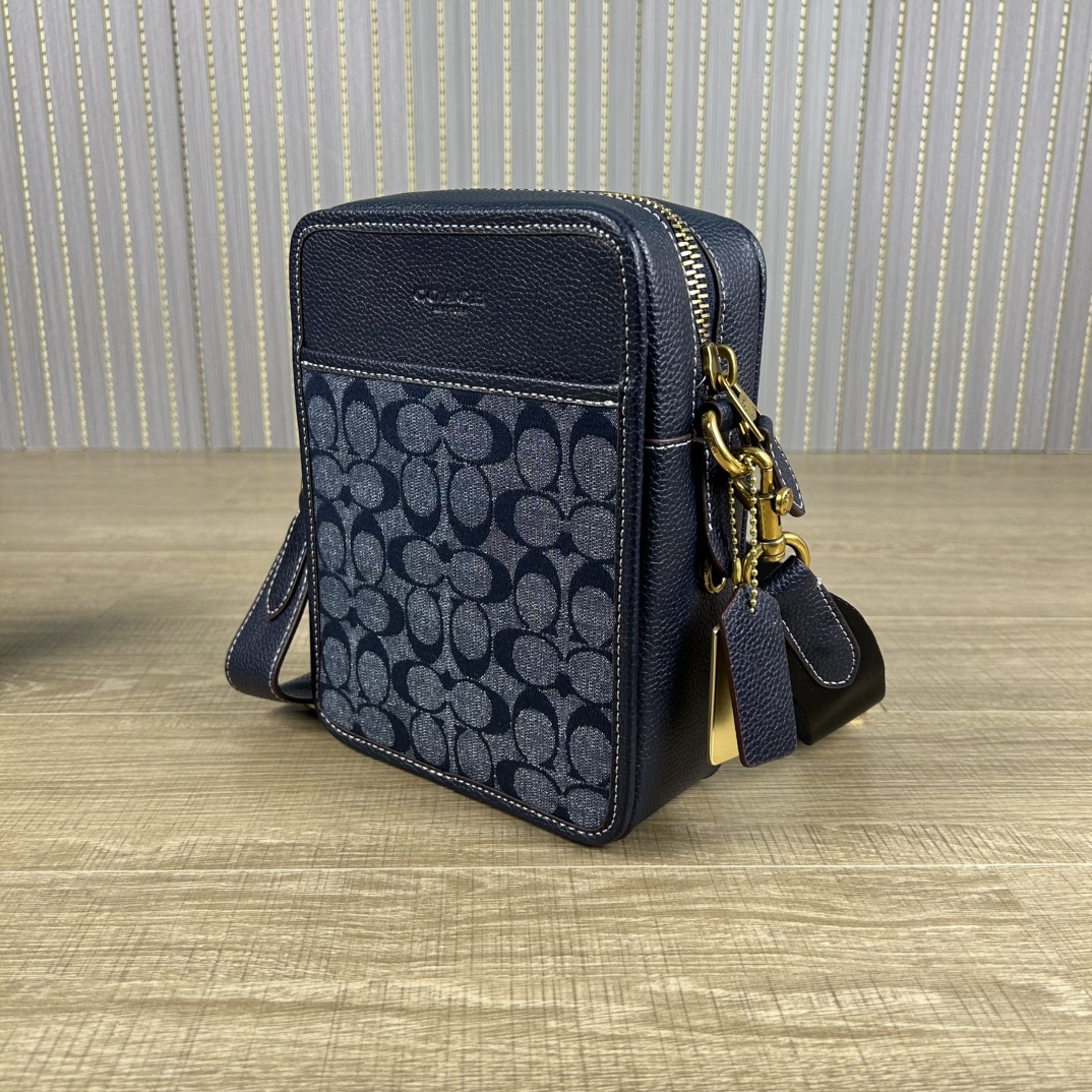 Coach 型号:CG996 蔻奥莱男包 标志sullivan斜挎包 材质:面料:人造革配牛皮革里料:织物内置多功能袋拉链和磁扣封口