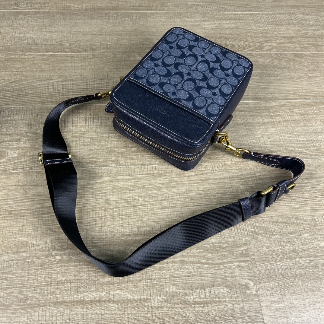 Coach 型号:CG996 蔻奥莱男包 标志sullivan斜挎包 材质:面料:人造革配牛皮革里料:织物内置多功能袋拉链和磁扣封口