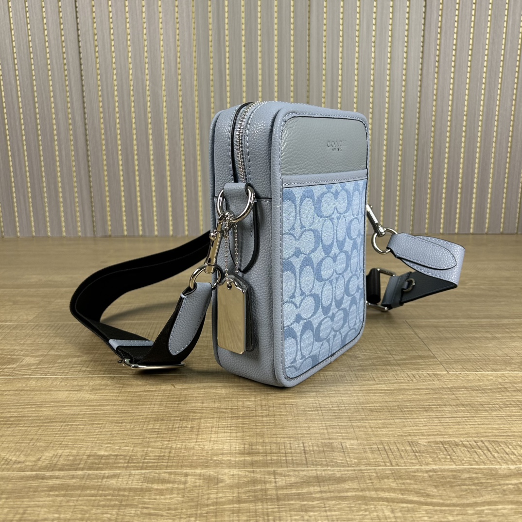Coach 型号:CG996 蔻奥莱男包 标志sullivan斜挎包 材质:面料:人造革配牛皮革里料:织物内置多功能袋拉链和磁扣封口