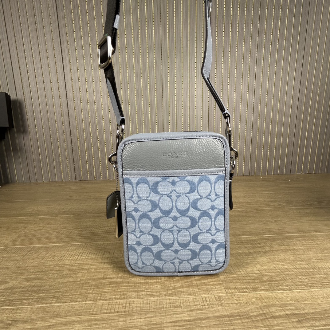 Coach 型号:CG996 蔻奥莱男包 标志sullivan斜挎包 材质:面料:人造革配牛皮革里料:织物内置多功能袋拉链和磁扣封口