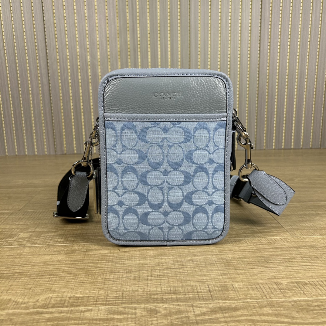 Coach 型号:CG996 蔻奥莱男包 标志sullivan斜挎包 材质:面料:人造革配牛皮革里料:织物内置多功能袋拉链和磁扣封口