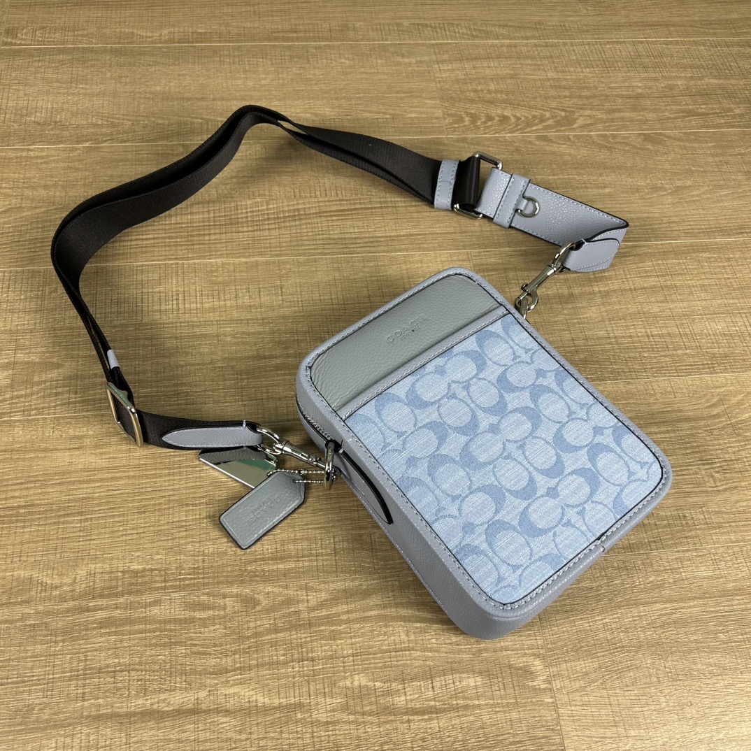 Coach 型号:CG996 蔻奥莱男包 标志sullivan斜挎包 材质:面料:人造革配牛皮革里料:织物内置多功能袋拉链和磁扣封口
