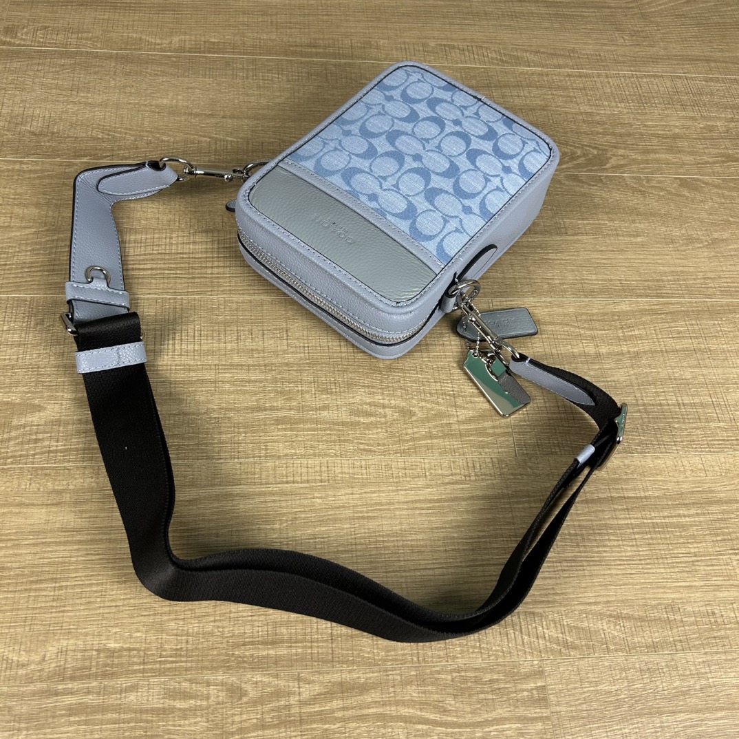 Coach 型号:CG996 蔻奥莱男包 标志sullivan斜挎包 材质:面料:人造革配牛皮革里料:织物内置多功能袋拉链和磁扣封口