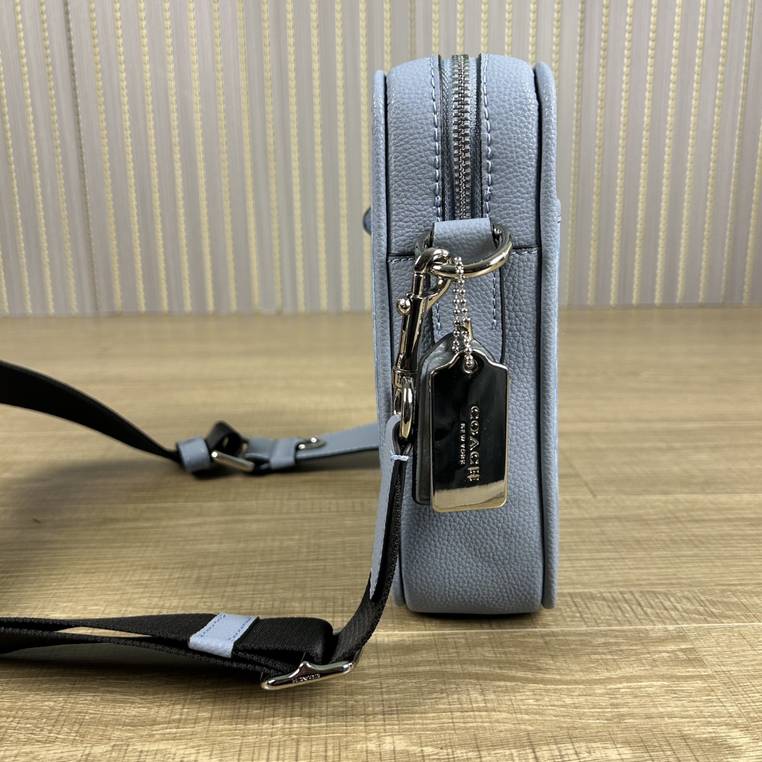 Coach 型号:CG996 蔻奥莱男包 标志sullivan斜挎包 材质:面料:人造革配牛皮革里料:织物内置多功能袋拉链和磁扣封口