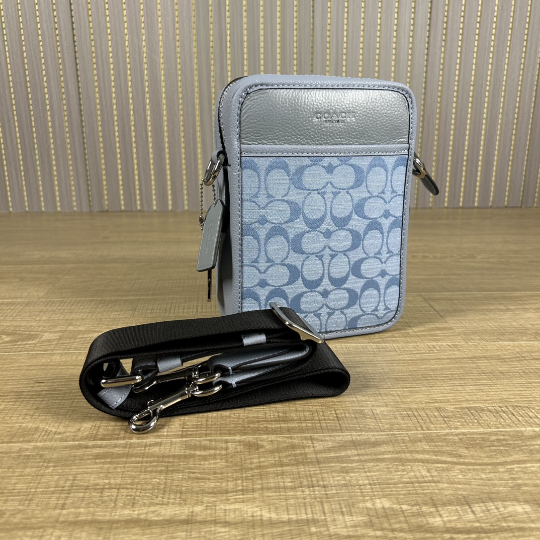 Coach 型号:CG996 蔻奥莱男包 标志sullivan斜挎包 材质:面料:人造革配牛皮革里料:织物内置多功能袋拉链和磁扣封口