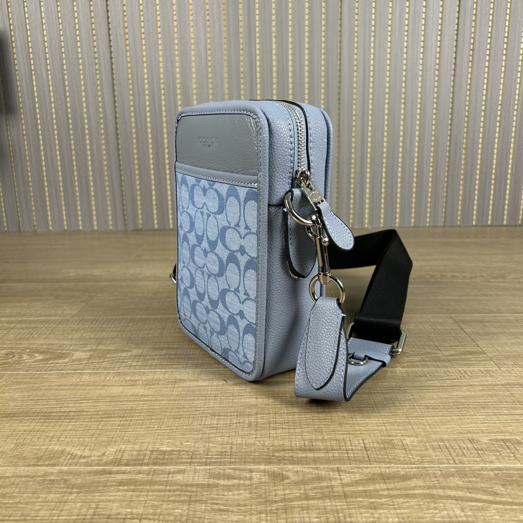 Coach 型号:CG996 蔻奥莱男包 标志sullivan斜挎包 材质:面料:人造革配牛皮革里料:织物内置多功能袋拉链和磁扣封口