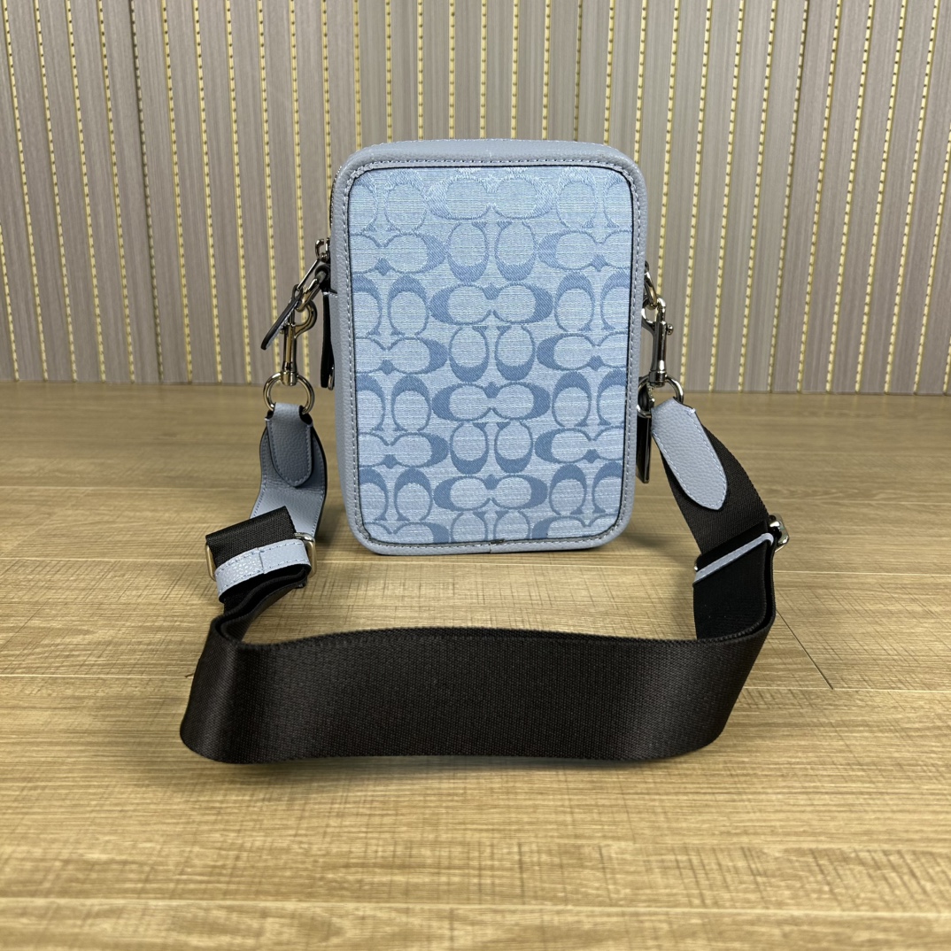 Coach 型号:CG996 蔻奥莱男包 标志sullivan斜挎包 材质:面料:人造革配牛皮革里料:织物内置多功能袋拉链和磁扣封口