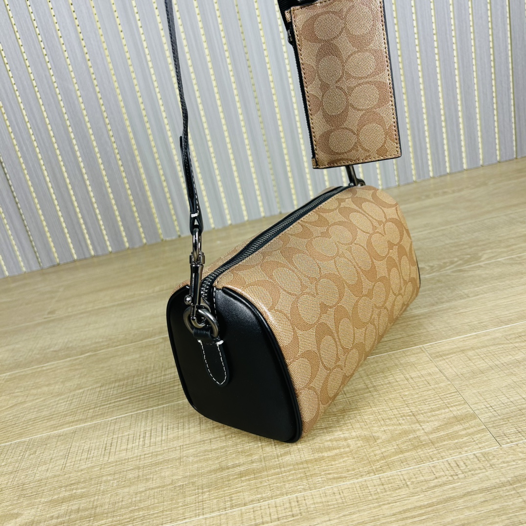 Coach 新款CJ674 Axel 二合一斜挎包 夏日小巧百搭的斜挎包来咯 ～这款延续 包型 枕头包的款式