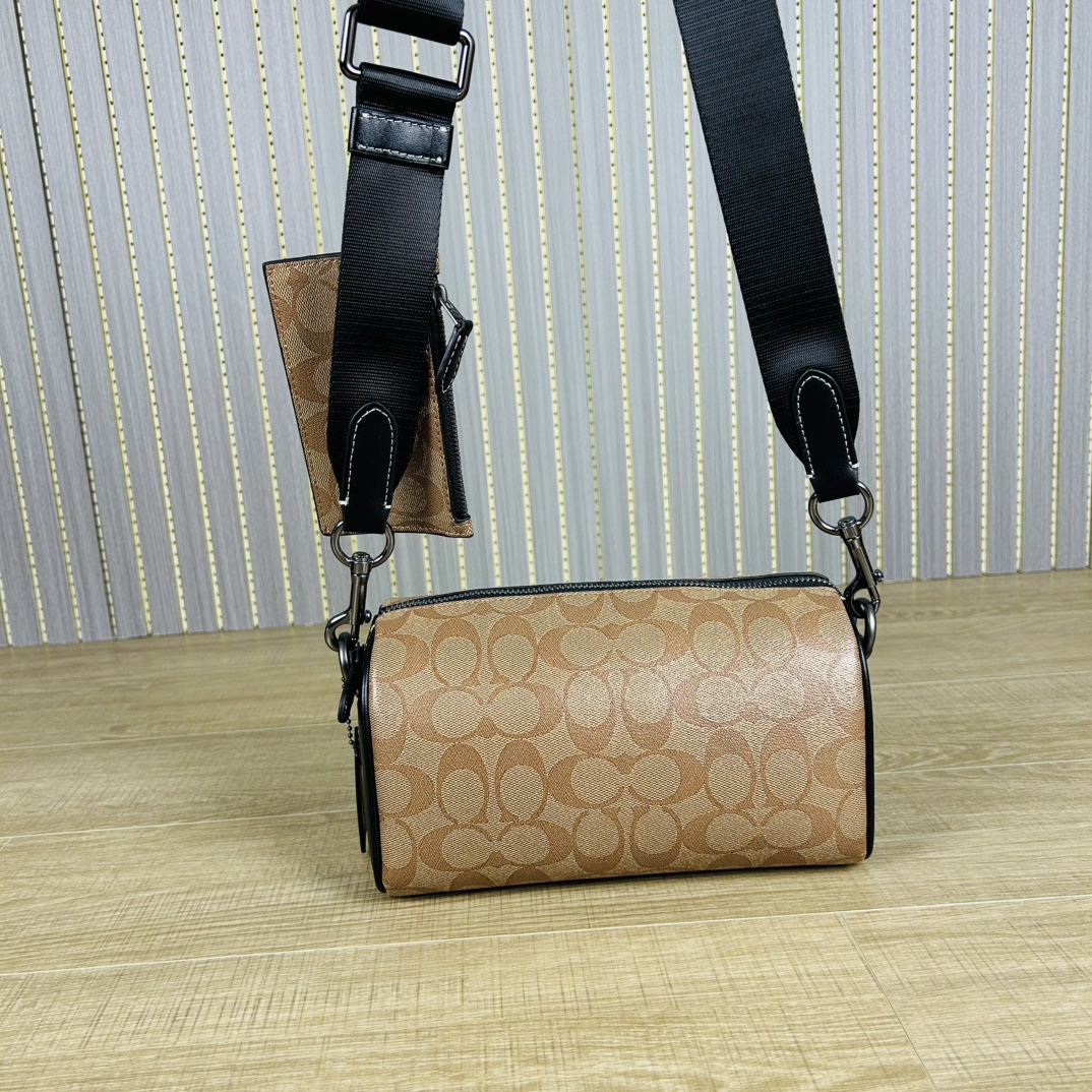 Coach 新款CJ674 Axel 二合一斜挎包 夏日小巧百搭的斜挎包来咯 ～这款延续 包型 枕头包的款式