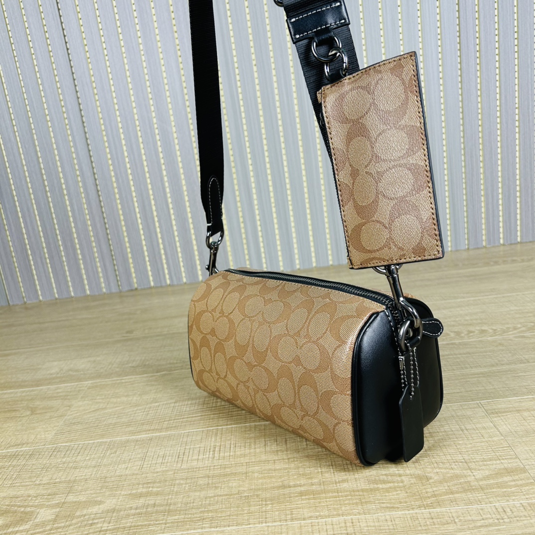 Coach 新款CJ674 Axel 二合一斜挎包 夏日小巧百搭的斜挎包来咯 ～这款延续 包型 枕头包的款式
