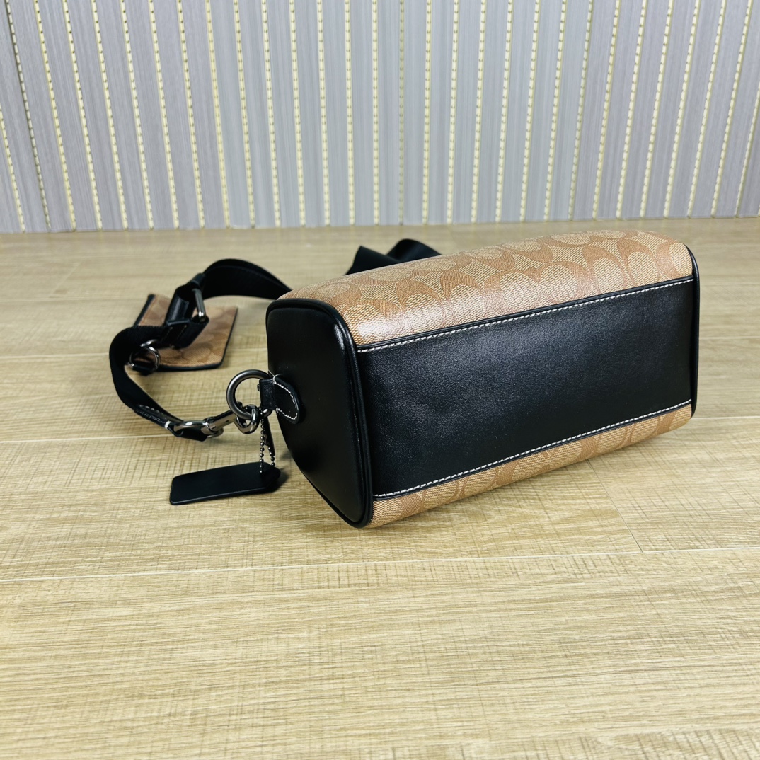 Coach 新款CJ674 Axel 二合一斜挎包 夏日小巧百搭的斜挎包来咯 ～这款延续 包型 枕头包的款式
