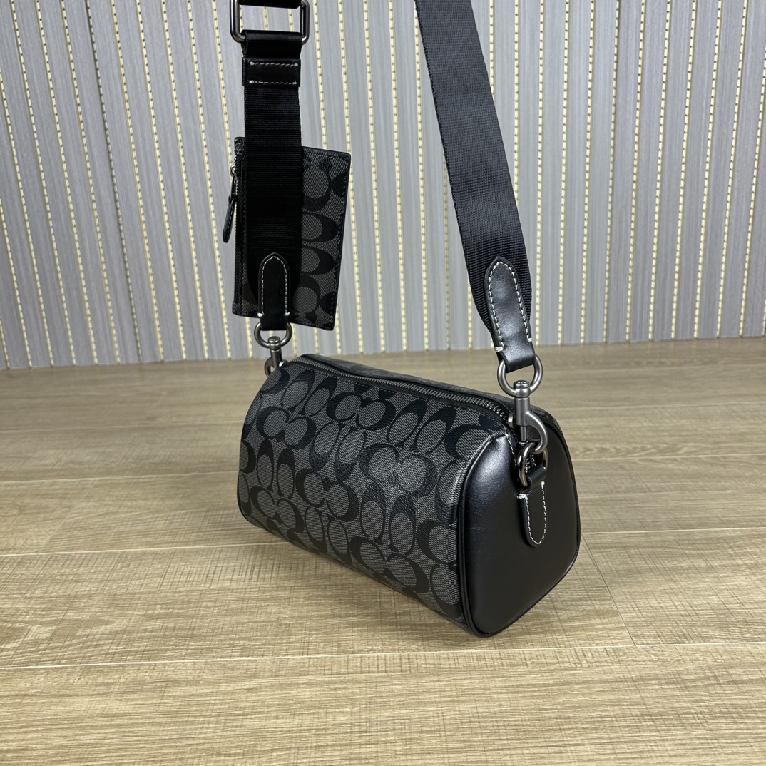 Coach 新款CJ674 Axel 二合一斜挎包 夏日小巧百搭的斜挎包来咯 ～这款延续 包型 枕头包的款式