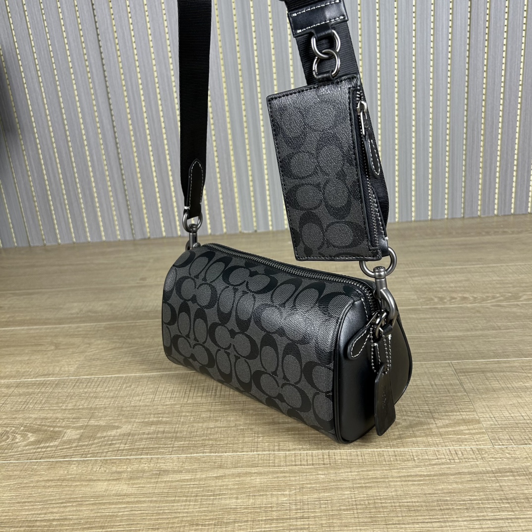 Coach 新款CJ674 Axel 二合一斜挎包 夏日小巧百搭的斜挎包来咯 ～这款延续 包型 枕头包的款式