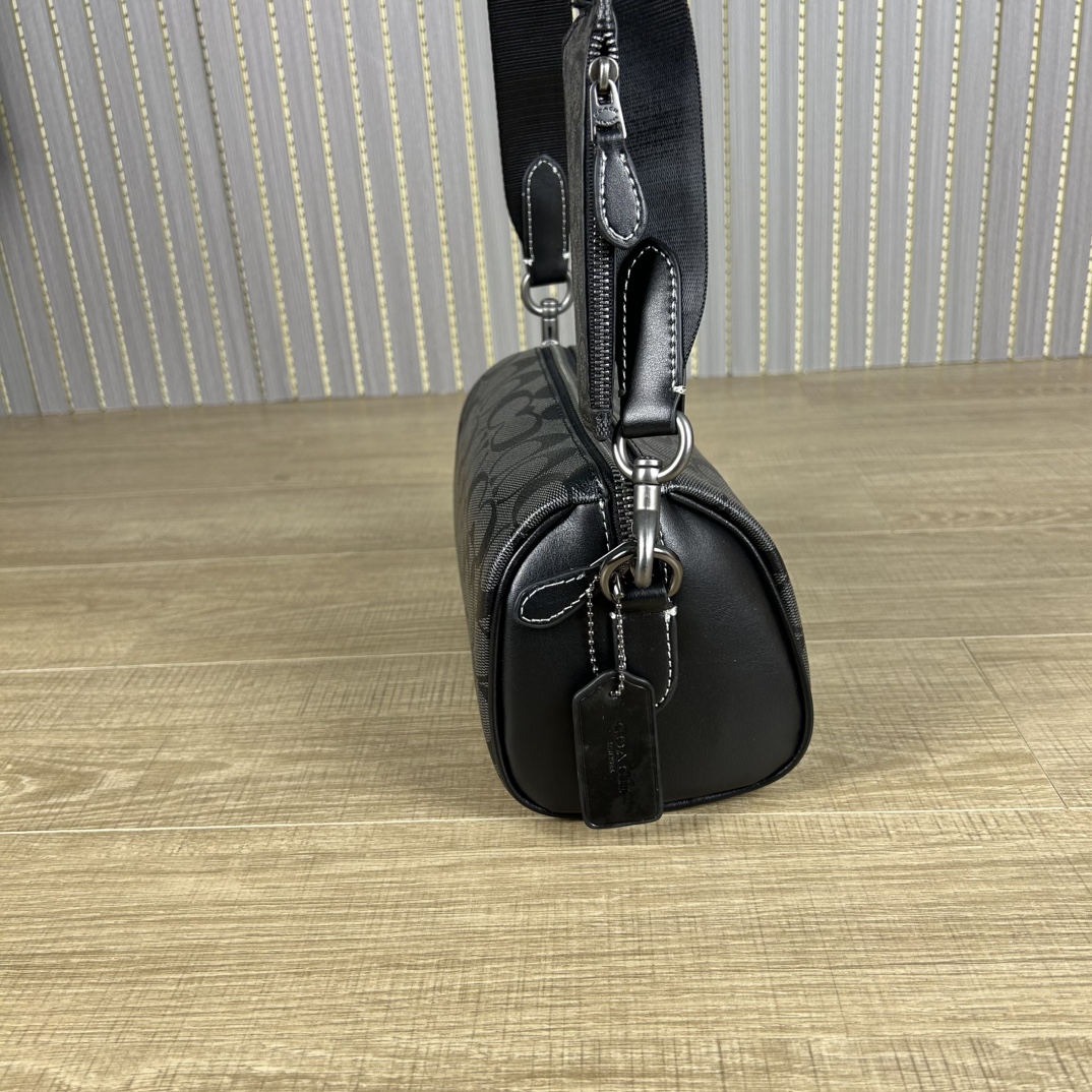 Coach 新款CJ674 Axel 二合一斜挎包 夏日小巧百搭的斜挎包来咯 ～这款延续 包型 枕头包的款式