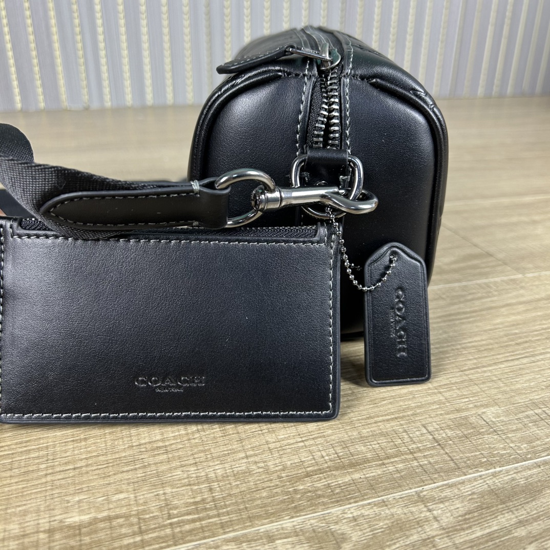 Coach 新款CW324 Axel 二合一斜挎包 夏日小巧百搭的斜挎包来咯 ～这款延续 包型 枕头包的款式