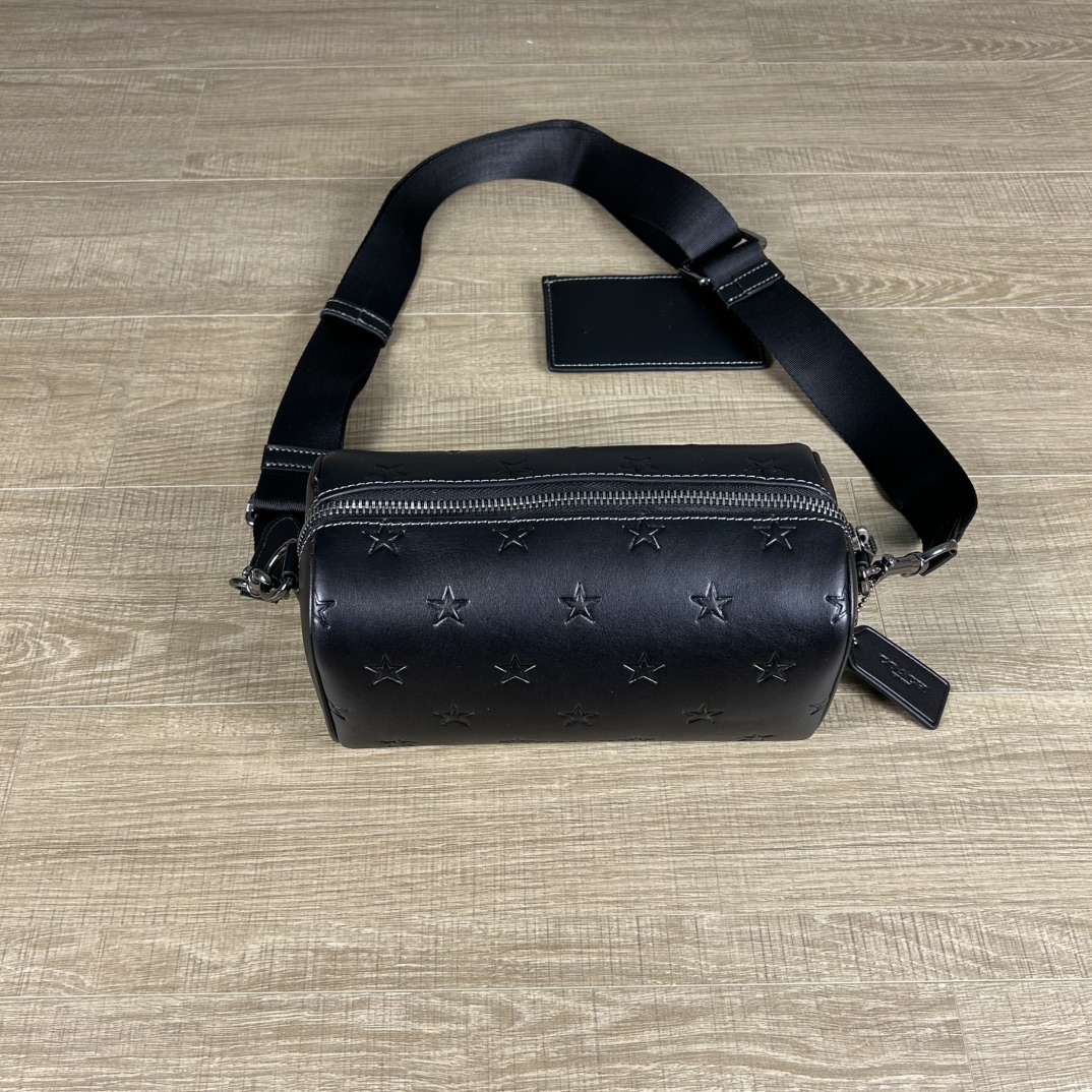 Coach 新款CW324 Axel 二合一斜挎包 夏日小巧百搭的斜挎包来咯 ～这款延续 包型 枕头包的款式