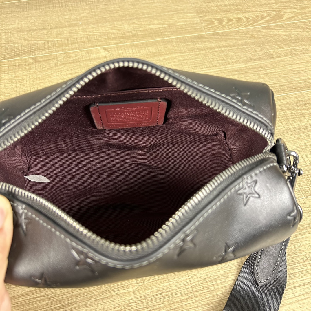 Coach 新款CW324 Axel 二合一斜挎包 夏日小巧百搭的斜挎包来咯 ～这款延续 包型 枕头包的款式