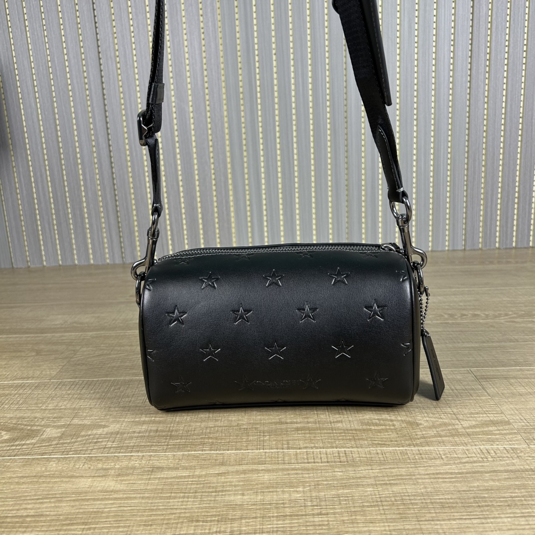 Coach 新款CW324 Axel 二合一斜挎包 夏日小巧百搭的斜挎包来咯 ～这款延续 包型 枕头包的款式