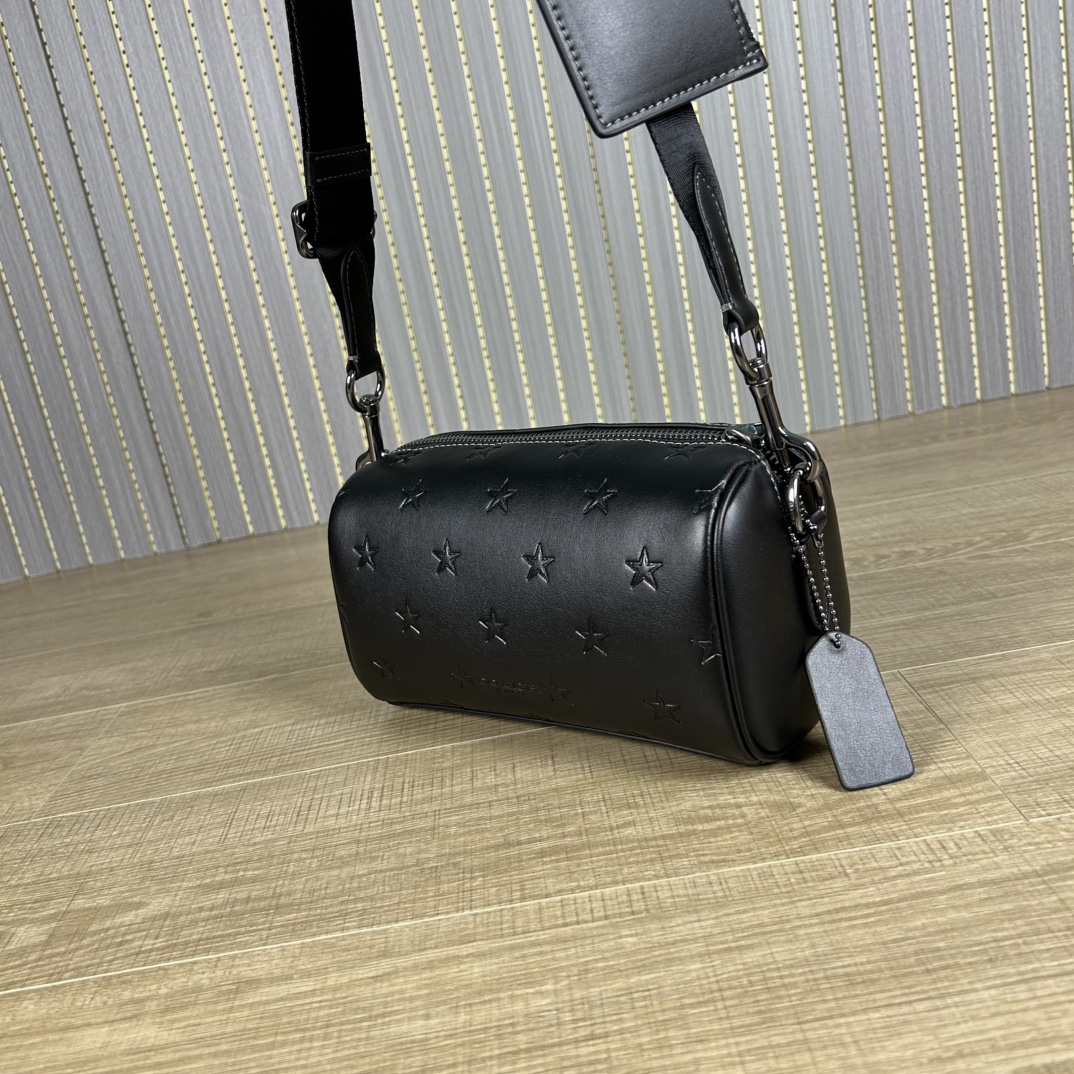 Coach 新款CW324 Axel 二合一斜挎包 夏日小巧百搭的斜挎包来咯 ～这款延续 包型 枕头包的款式