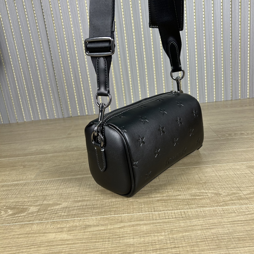 Coach 新款CW324 Axel 二合一斜挎包 夏日小巧百搭的斜挎包来咯 ～这款延续 包型 枕头包的款式