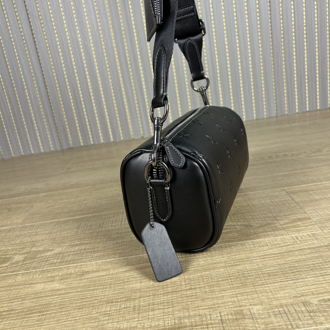 Coach 新款CW324 Axel 二合一斜挎包 夏日小巧百搭的斜挎包来咯 ～这款延续 包型 枕头包的款式