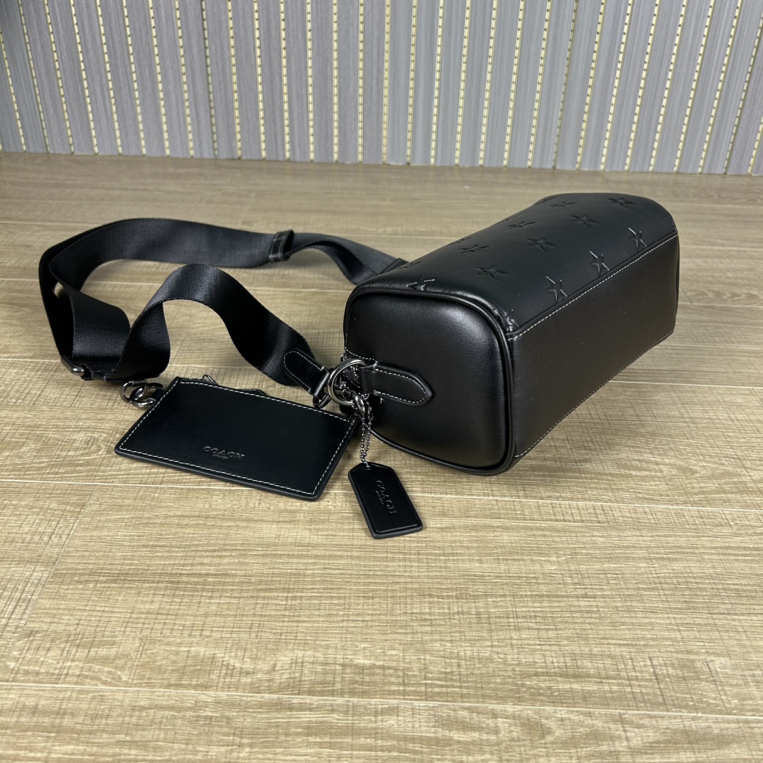 Coach 新款CW324 Axel 二合一斜挎包 夏日小巧百搭的斜挎包来咯 ～这款延续 包型 枕头包的款式