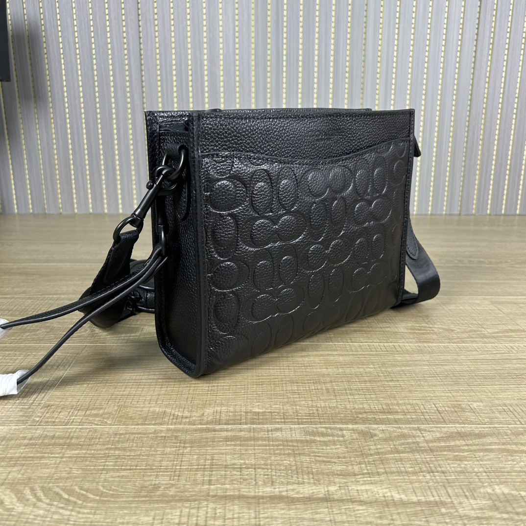 Coach CP445头层皮 2023 12月新款Coach 印花标志印花牛皮HITCH男手拿斜挎包