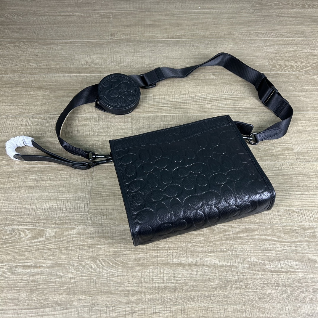 Coach CP445头层皮 2023 12月新款Coach 印花标志印花牛皮HITCH男手拿斜挎包